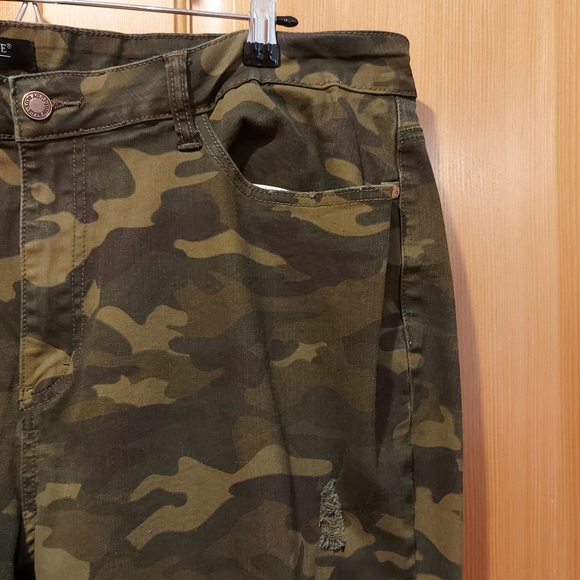 Judy Blue camouflage denim jeans distressed plus size 22 perfect condition - Picture 8 of 12